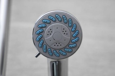 Modern banyoda modern duş başlığı. Banyoda su püskürtme veya su akışı olan duş başlığı. Rahatlamak ve özel banyoda eğlenmek. Bedenini temizlemek için duş başlığından taze su akıyor..