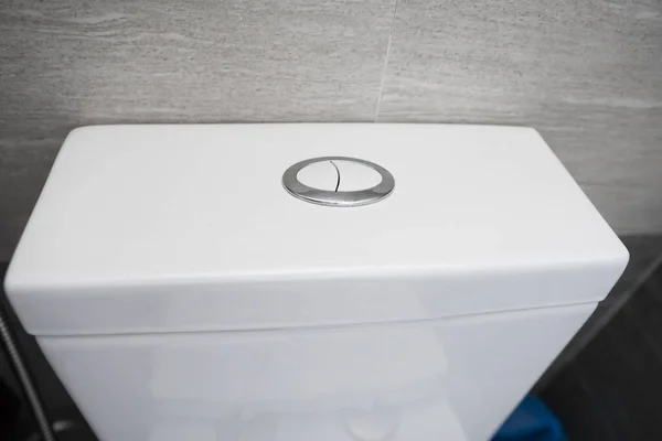 Sluiten op een spoel toilet knop voor het reinigen van een toilet. — Stockfoto