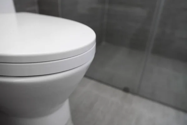 Biała toaleta we współczesnym domu. Biała miska toaletowa w łazience. — Zdjęcie stockowe