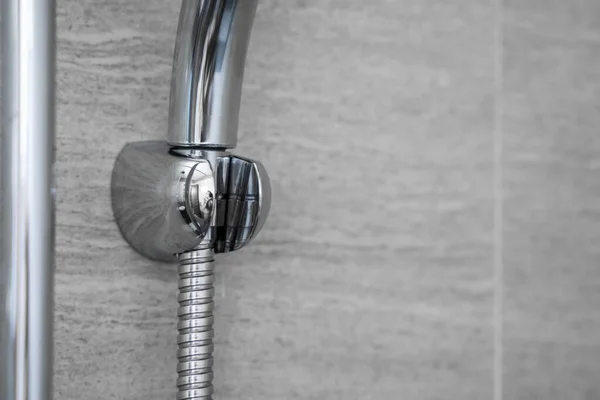 Chromrohre und Duschvorrichtungen im modernen Badezimmer. — Stockfoto