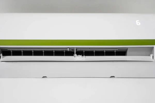 Air Conditioner gemonteerd op een witte muur in de woonkamer of slaapkamer. Indooor Comfort temperatuur. Gezondheids concepten en energiebesparing. — Stockfoto