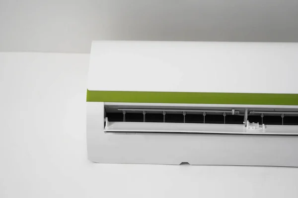 Air Conditioner gemonteerd op een witte muur in de woonkamer of slaapkamer. Indooor Comfort temperatuur. Gezondheids concepten en energiebesparing. — Stockfoto