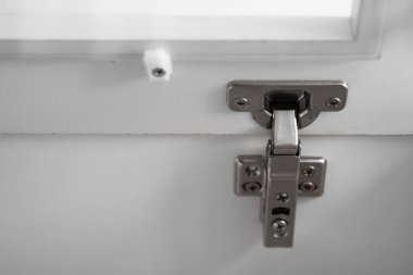 Kromik dolap salıncak kapısı menteşesi, mobilya donanımı gardırop, dolap ya da mutfak malzemeleri. Mobilya dolabının kapanışı modern menteşe.