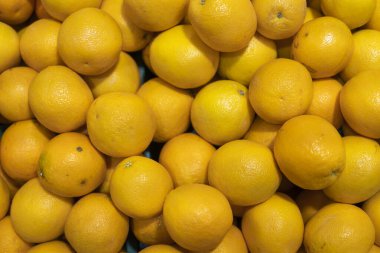 Piyasada doku ya da arka plan olarak bir sürü sarı limon var. Limon hasatı Sağlıklı ve vitaminli yiyecekler. Citrus meyveleri.