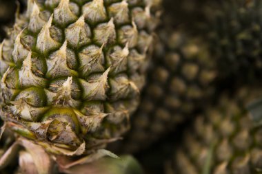 Asya 'da bir markette bir sürü ananas meyvesi. Ananasların doku arkaplanı. Tropikal ve egzotik meyveler. Sağlıklı ve vitaminli gıda kavramı.