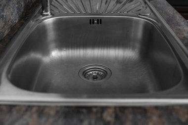 Modern mutfak metal musluk ve metal mutfak lavabo üzerinde Kapat.