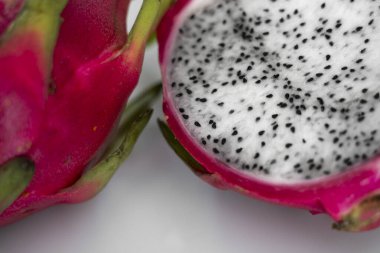 Ejderha meyvesi Beyaz arka planda canlı Ejderha Meyvesi. Dilimlenmiş beyaz ejderha meyvesi ya da masa üzerindeki beyaz tabakta pitaya, yakın plan. Tropikal ve egzotik meyveler. Sağlıklı ve vitaminli gıda kavramı.