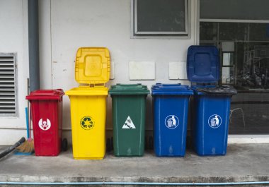 Çöp bidonları geri dönüşüm malzemesi toplamak için. Atık ayrımı için çöp bidonları. Yiyecek, plastik, kağıt ve tehlike atıklarını ayır. Geri dönüşüm. Çevre.