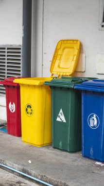 Çöp bidonları geri dönüşüm malzemesi toplamak için. Atık ayrımı için çöp bidonları. Yiyecek, plastik, kağıt ve tehlike atıklarını ayır. Geri dönüşüm. Çevre.