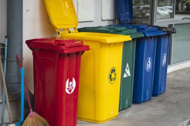 Çöp bidonları geri dönüşüm malzemesi toplamak için. Atık ayrımı için çöp bidonları. Yiyecek, plastik, kağıt ve tehlike atıklarını ayır. Geri dönüşüm. Çevre.