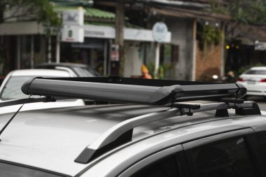 Büyük yükleri bağlamak için arabanın tavanına bagajı yerleştirdim. Bisiklet taşımacılığı için çatı bagajı, arabayla yolculuk..