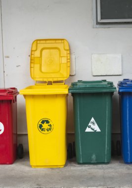 Çöp bidonları geri dönüşüm malzemesi toplamak için. Atık ayrımı için çöp bidonları. Yiyecek, plastik, kağıt ve tehlike atıklarını ayır. Geri dönüşüm. Çevre.