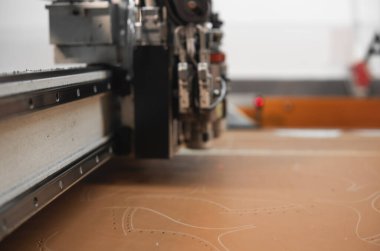 Kumaş kumaş ve deri kesmek için Cnc makinesi. Modern ayakkabı üretimi. Endüstriyel deri ve kumaş kesme makinesi.