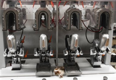 Adam bir ayakkabı yapmak için özel makine aracı kullanın. Konveyör ve ayakkabı ve tek bir ayakkabı fabrika. Seri üretim Ayakkabı.