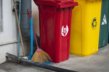 Çöp bidonları geri dönüşüm malzemesi toplamak için. Atık ayrımı için çöp bidonları. Yiyecek, plastik, kağıt ve tehlike atıklarını ayır. Geri dönüşüm. Çevre.