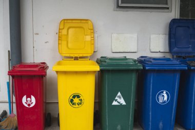 Çöp bidonları geri dönüşüm malzemesi toplamak için. Atık ayrımı için çöp bidonları. Yiyecek, plastik, kağıt ve tehlike atıklarını ayır. Geri dönüşüm. Çevre.
