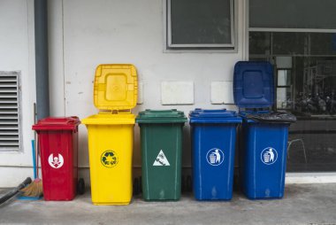 Çöp bidonları geri dönüşüm malzemesi toplamak için. Atık ayrımı için çöp bidonları. Yiyecek, plastik, kağıt ve tehlike atıklarını ayır. Geri dönüşüm. Çevre.