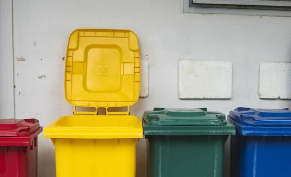 Mülltonnen für die Sammlung eines Recyclingmaterials. Mülltonnen zur Mülltrennung. Lebensmittelabfälle, Plastik, Papier und Gefahrenmüll getrennt sammeln. Recycling. Umwelt. — Stockfoto