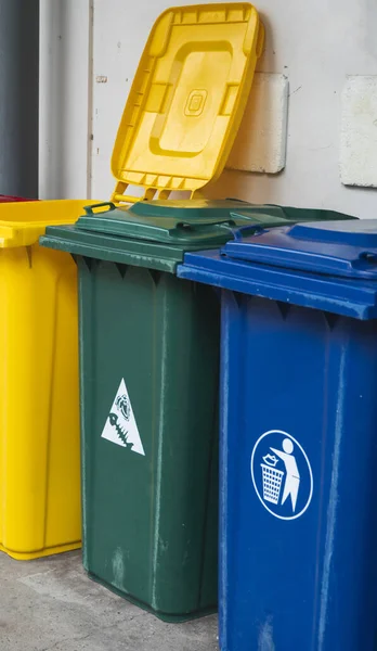 Kosz na śmieci do zbierania materiałów do recyklingu. Kosz na śmieci dla segregacji odpadów. Oddzielne zbieranie odpadów spożywczych, tworzyw sztucznych, papieru i odpadów niebezpiecznych. Recykling. Środowisko. — Zdjęcie stockowe