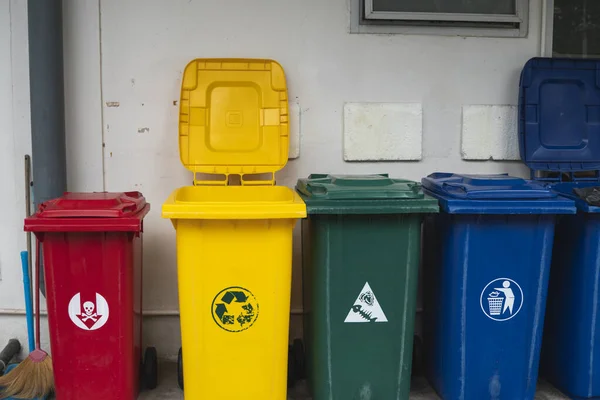 Mülltonnen für die Sammlung eines Recyclingmaterials. Mülltonnen zur Mülltrennung. Lebensmittelabfälle, Plastik, Papier und Gefahrenmüll getrennt sammeln. Recycling. Umwelt. — Stockfoto