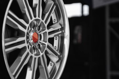 AR sürücüleri siyah arka planda mağazada. Satılık krom araba tekerlekleri.