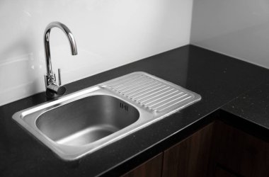 Modern mutfak metal musluk ve metal mutfak lavabo üzerinde Kapat.