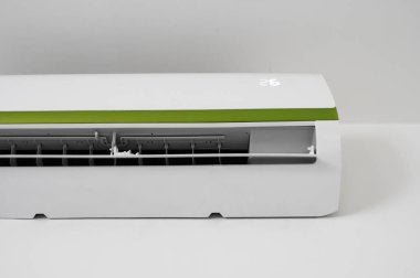 Klima oturma odası veya yatak odasında beyaz bir duvara monte edilmiştir. Indooor konfor sıcaklığı. Sağlık kavramları ve enerji tasarrufu.