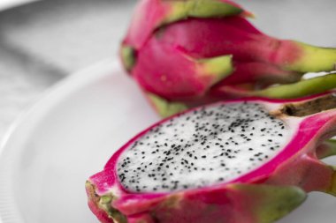 Ejderha meyvesi Beyaz arka planda canlı Ejderha Meyvesi. Dilimlenmiş beyaz ejderha meyvesi ya da masa üzerindeki beyaz tabakta pitaya, yakın plan. Tropikal ve egzotik meyveler. Sağlıklı ve vitaminli gıda kavramı.