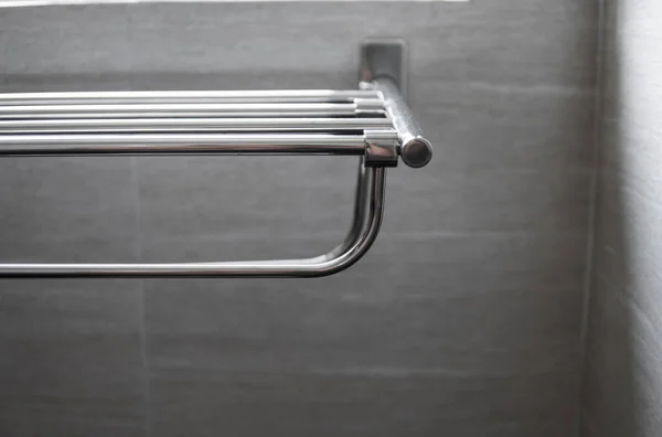 Metallhandtuchtrockner im modernen Badezimmer. — Stockfoto