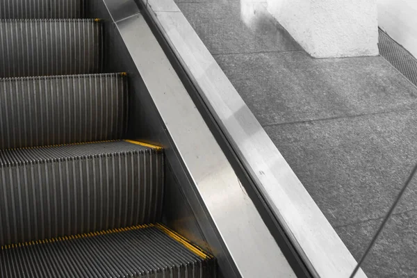 Ditry schodiště na eskalátoru se žlutými pruhy. — Stock fotografie