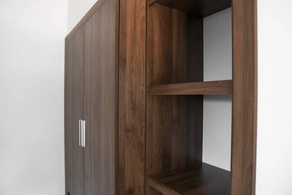 Moderní hnědá dřevěná skříň v pokoji. — Stock fotografie