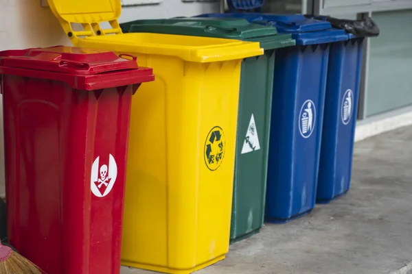 Kosz na śmieci do zbierania materiałów do recyklingu. Kosz na śmieci dla segregacji odpadów. Oddzielne zbieranie odpadów spożywczych, tworzyw sztucznych, papieru i odpadów niebezpiecznych. Recykling. Środowisko. — Zdjęcie stockowe