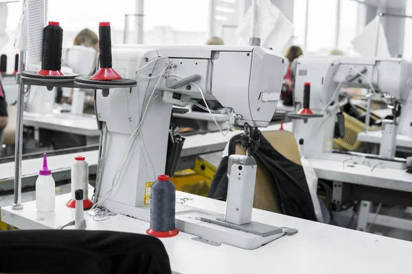 Máquina de costura profissional com linha preta em uma fábrica de sapatos . — Fotografia de Stock