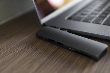 Dizüstü bilgisayar için Type-C konektörü altında Usb adaptörü. Birden fazla farklı bağlantı noktasına sahip dizüstü bilgisayarlar için multiport istasyonu. Usb-Usb Type-C Hub Dönüştürücü.