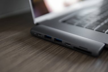Dizüstü bilgisayar için Type-C konektörü altında Usb adaptörü. Birden fazla farklı bağlantı noktasına sahip dizüstü bilgisayarlar için multiport istasyonu. Usb-Usb Type-C Hub Dönüştürücü.