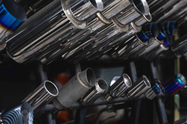 Yeni ve kullanılmış motosiklet egzoz boruları bir motosiklet dükkanında ya da hizmet merkezinde.