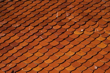 Doku olarak binanın doğal turuncu kiremitleri..