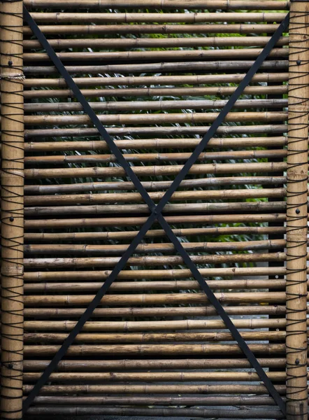 Bambuszaun. Tore aus natürlichem Bambus. — Stockfoto
