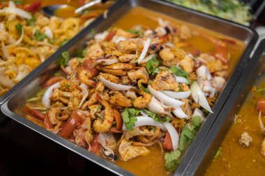 Gece gıda pazarında Asya sokak yemekleri.