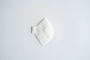 Solunum maskesi, ağzı ve burnu kaplayan toz maskesi ve gri arka planda izole edilmiş koronavirüsü önler. Hava kirliliği, grip ve koronavirüsten korunma.