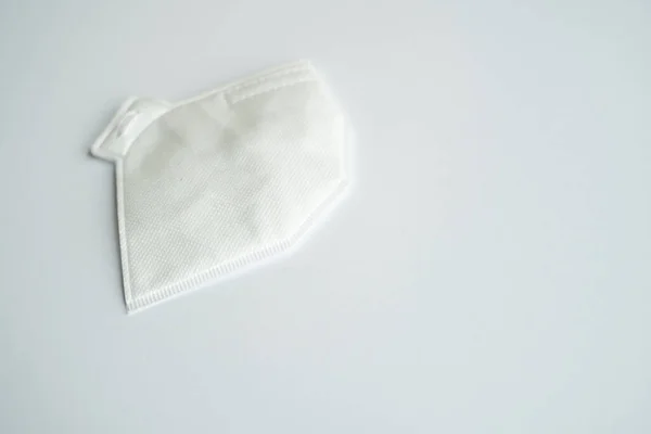 Topeng pernapasan FFP atau topeng debu untuk menutupi mulut dan hidung mencegah coronavirus terisolasi pada latar belakang abu-abu. Pernapasan perlindungan terhadap polusi udara, flu dan koronavirus. — Stok Foto