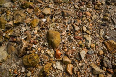 Sıcak çakıl taşı plaj dokusu veya arka plan.