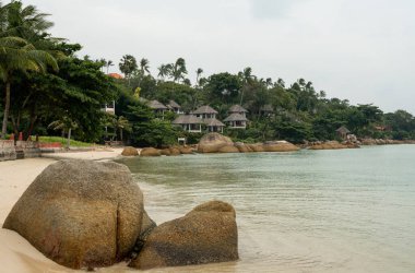 Büyük kaya ve su altı bungalovları kristal berrak suyla muhteşem beyaz kumsal sahillerine erişebiliyor. Adada rahat bir tatil..