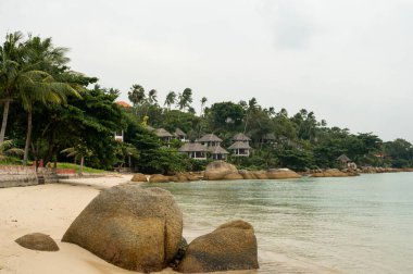Su altı bungalovları, kristal berrak suyla muhteşem beyaz kumsallara erişimi olan. Adada rahat bir tatil..