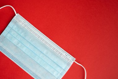 Gri arka planda tıbbi koruyucu maske. Koronavirüsü önlemek için ağzı ve burnu kapamak için 3 katlı tıbbi maske. Coronavirus karantinası. Covid-19 'u korumak için antivirüs tıbbi maskesi.