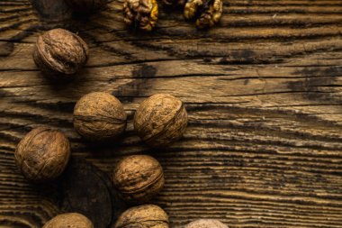 Ceviz, ahşap vintage masaya saçılmış. Ceviz sağlıklı bir vejetaryen protein besleyici gıdadır. Köhne odunda ceviz.