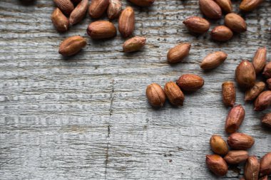Fıstık ezmesi ahşap şarap masasına saçılmış. Fıstık ezmesi sağlıklı bir vejetaryen proteindir..