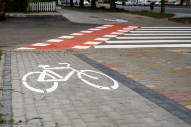 Avtomobile yolunda üzerinde bisiklet sembolü olan bisiklet yolu. Modern bir şehirde bisiklet yolu.