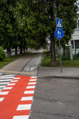 Avtomobile yolunda üzerinde bisiklet sembolü olan bisiklet yolu. Modern bir şehirde bisiklet yolu.