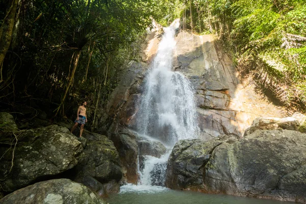 Cascade tropicale secrète dans la jungle sur une île de Samui . — Photo